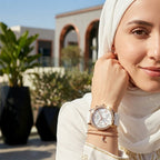 ساعة Guess Solar متعددة الوظائف W1135L1 بهيكل ذهبي وردي وإطار كريستالي وسوار مطاطي أبيض للنساء