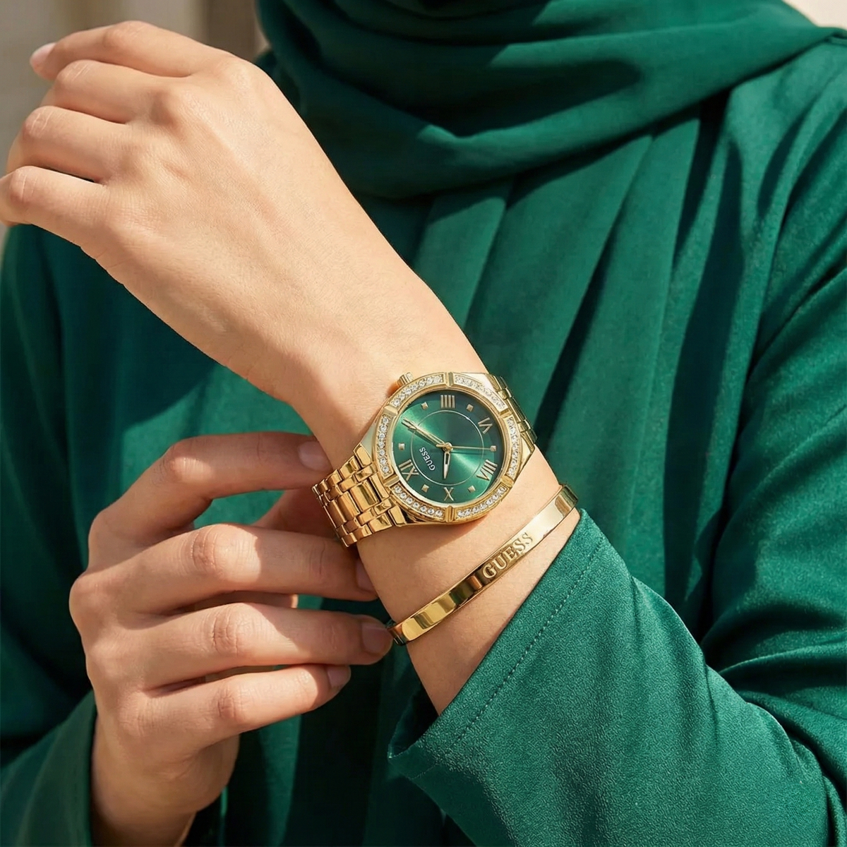 ساعة كوسمو GW0033L8 نسائية ذهبية وخضراء من Guess