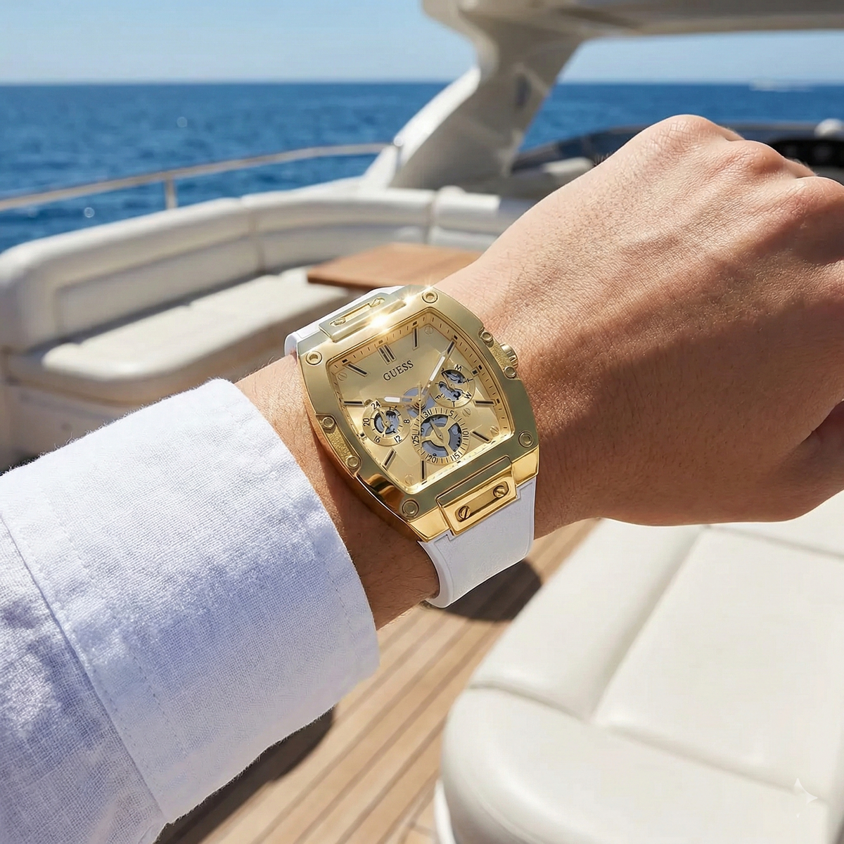 ساعة يد رجالية Guess Phoenix GW0202G6 ذهبية اللون ومطاط أبيض