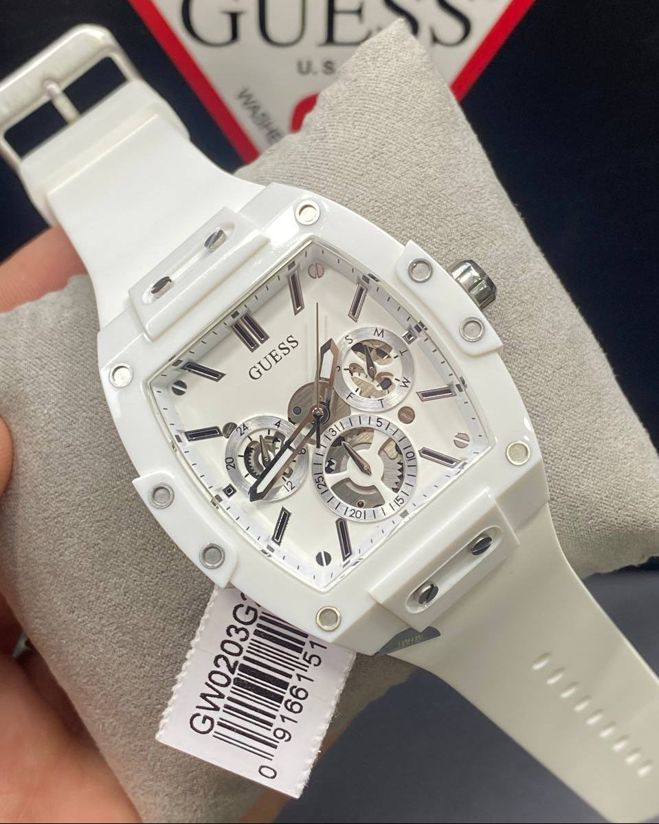 ساعة يد رجالية من Guess Phoenix GW0203G2 بهيكل مطاطي أبيض ومينا شفاف وحزام مطاطي