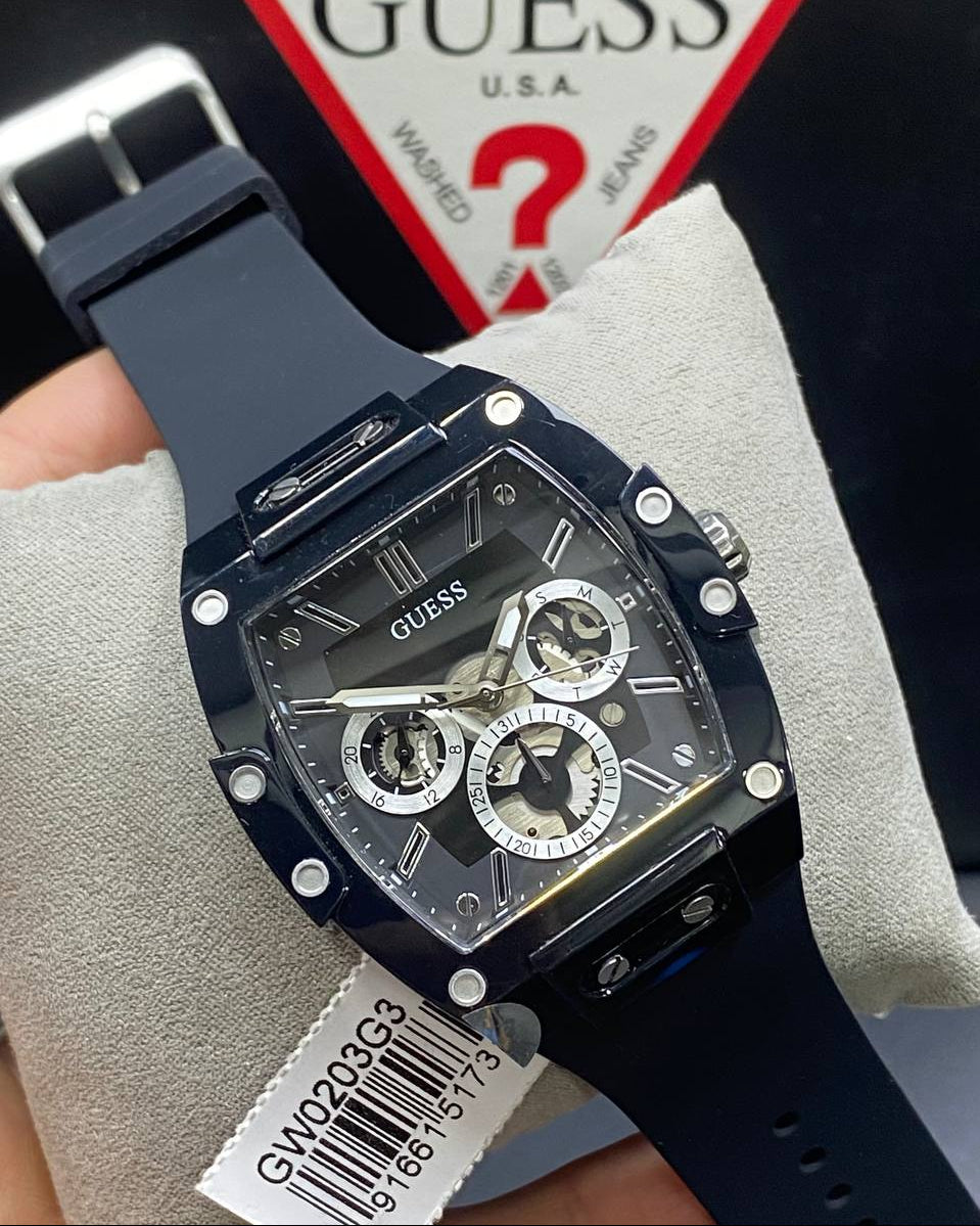 ساعة Guess Phoenix GW0203G3 بهيكل مطاطي أسود وعلامات فضية وميناء بهيكل شفاف