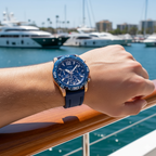 ساعة رجالي من Guess Commander GW0211G4 بحزام مطاطي وإطار أزرق وهيكل ذهبي وردي