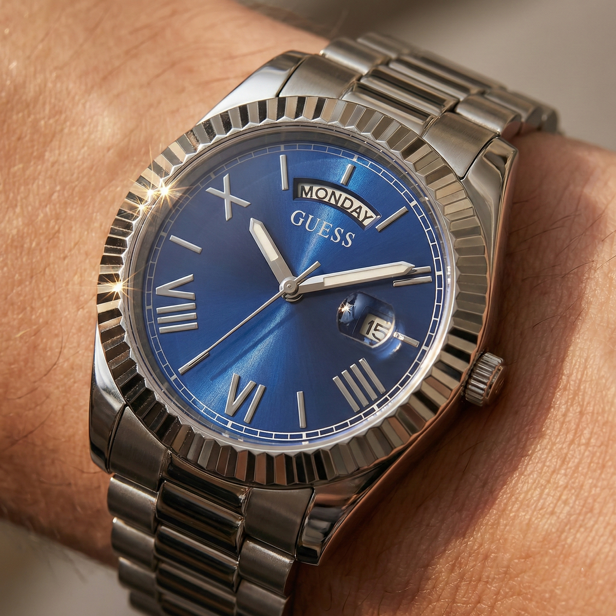 ساعة يد رجالية Guess Connoisseur GW0265G7 بلون فضي مع ميناء أزرق