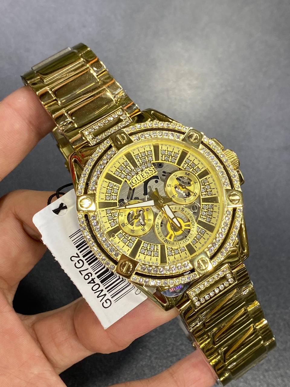 ساعة رجالي بهيكل عظمي مرصعة بالكامل بالكريستال الذهبي من Guess Headline GW0497G2