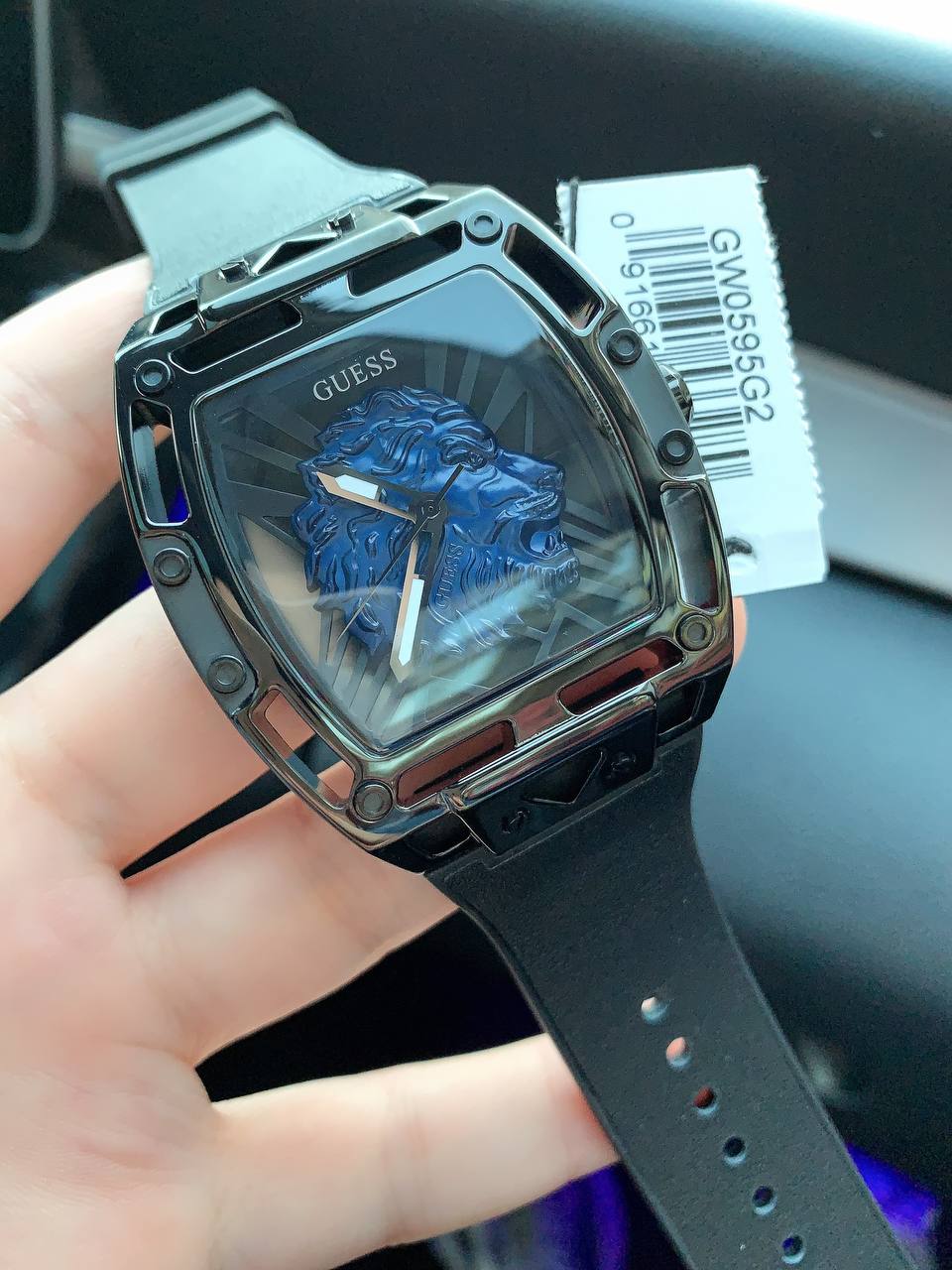 ساعة Guess Phoenix Lion Head GW0595G2 بهيكل أسود وقرص أزرق على شكل أسد وسوار سيليكون أسود