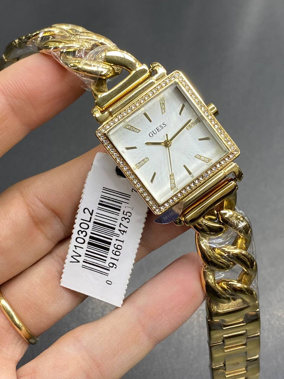 ساعة يد نسائية Guess Vanity W1030L2 بإطار مربع ذهبي وكريستال