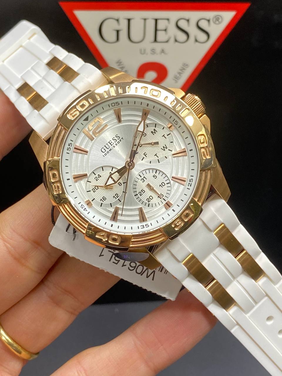 ساعة يد نسائية من Guess طراز W0615L1 بحزام مطاطي أبيض وذهبي وردي