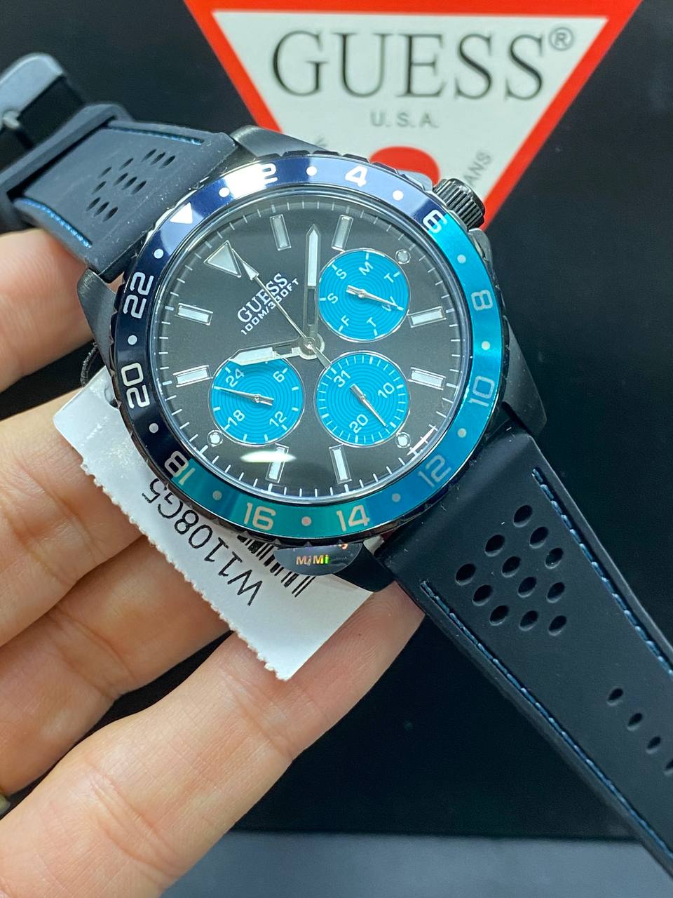 ساعة يد رجالية Guess Odyssey W1108G5 بإطار أسود ولمسات زرقاء وسوار مطاطي