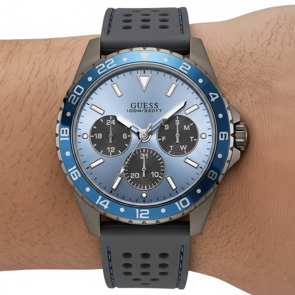 ساعة Guess Odyssey W1108G6 بهيكل بلون رصاصي داكن، ومينا أزرق سماوي، وحزام مطاطي رمادي