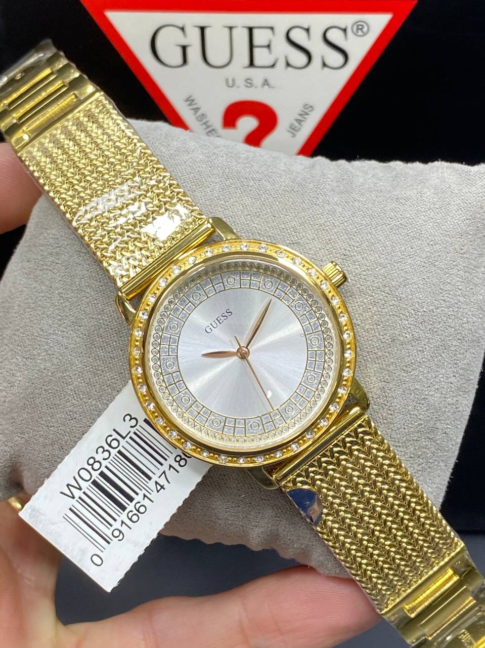 ساعة نسائية Guess Willow W0836L3 ذهبية اللون بإطار كريستالي وسوار شبكي
