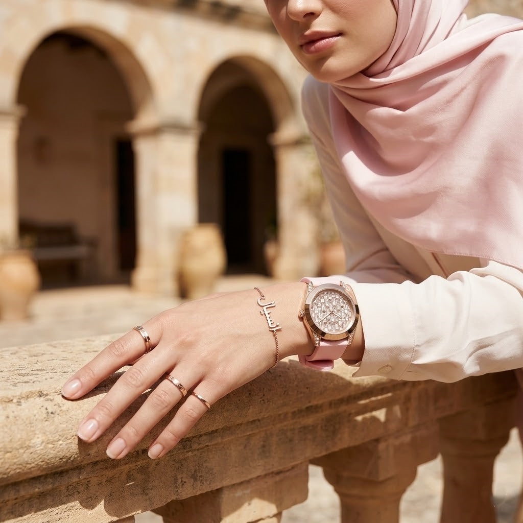 ساعة يد نسائية Guess Lady Frontier GW0109L2 باللون الذهبي الوردي وكريستال على المينا مع سوار مطاطي وردي