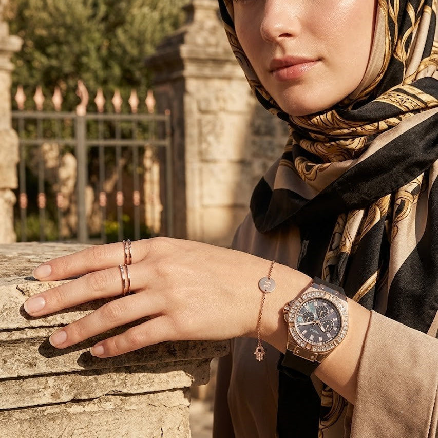 ساعة يد نسائية Guess Venus GW0118L2 بسوار مطاطي أسود ومينا سوداء وعلبة ذهبية وردية