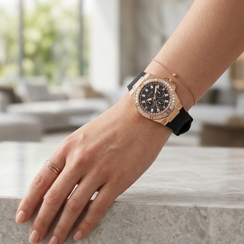 ساعة يد نسائية Guess Venus GW0118L2 بسوار مطاطي أسود ومينا سوداء وعلبة ذهبية وردية