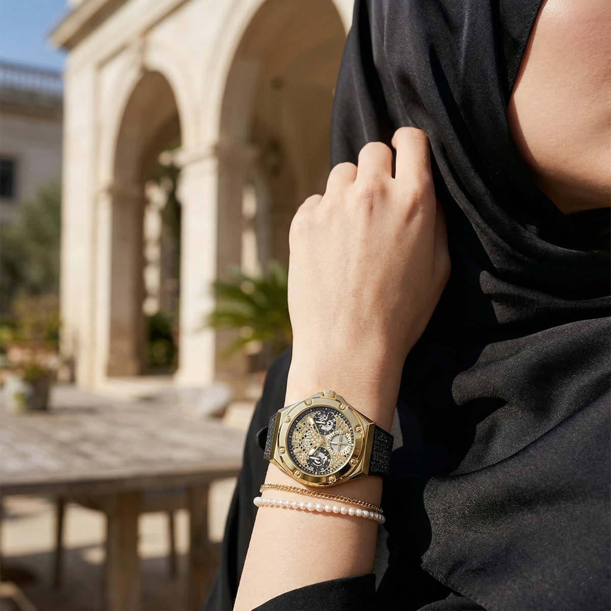 ساعة يد نسائية Guess Asteria Multi-Function GW0620L2 ذهبية اللون، قرص بتصميم Cut-Out، وحزام مطاطي أسود