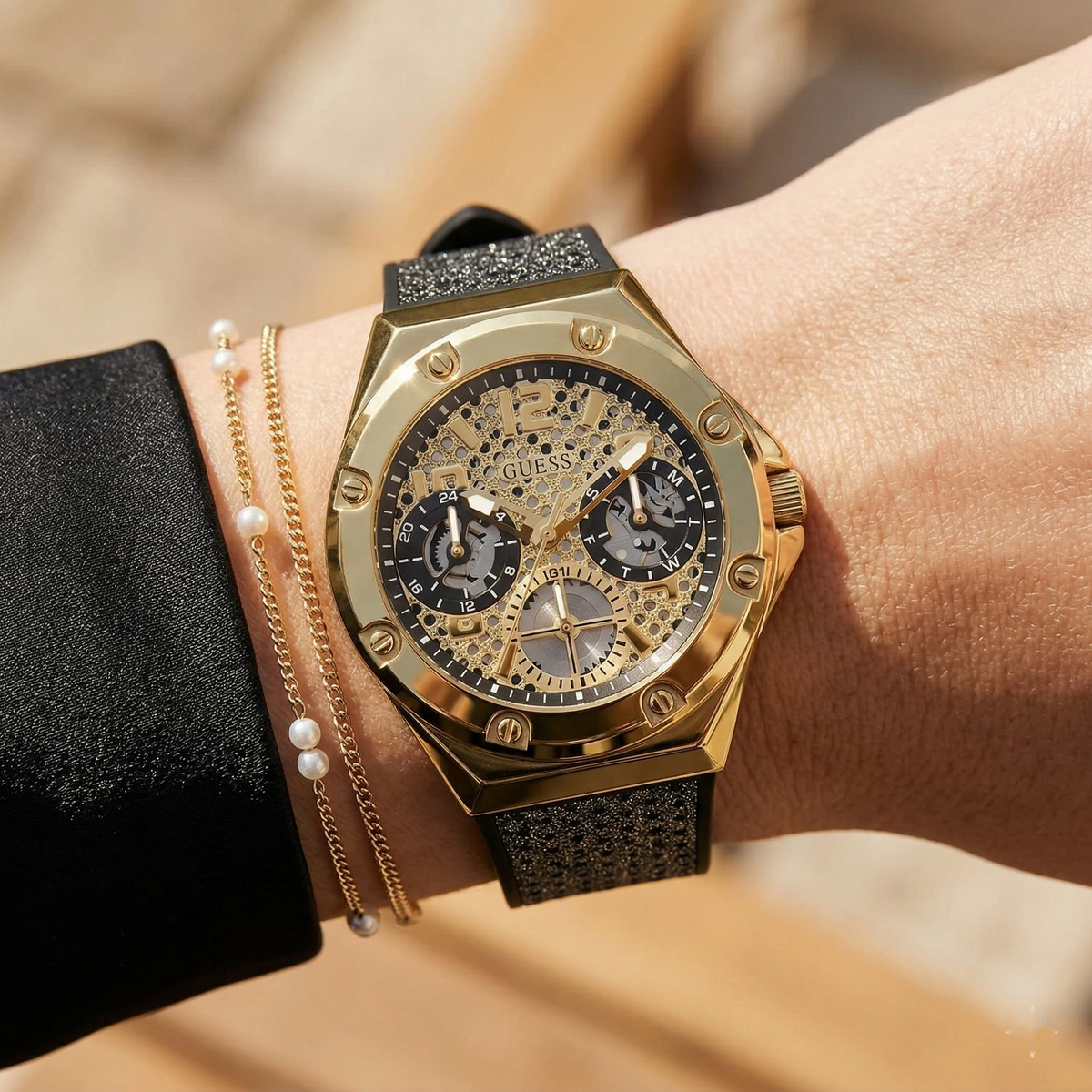ساعة يد نسائية Guess Asteria Multi-Function GW0620L2 ذهبية اللون، قرص بتصميم Cut-Out، وحزام مطاطي أسود