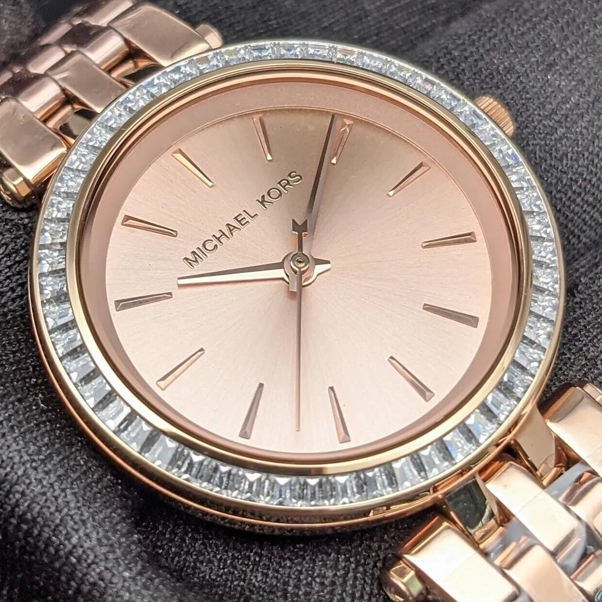 ساعة مايكل كورس MK3366 دارسي ميني للنساء بهيكل ذهبي وردي ومينا مرصع بالكريستال