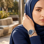 ساعة يد نسائية من جس كوكبة W1006L1 بلون فضي، إطار كريستالي، قرص أزرق مزخرف، وسوار معدني فضي