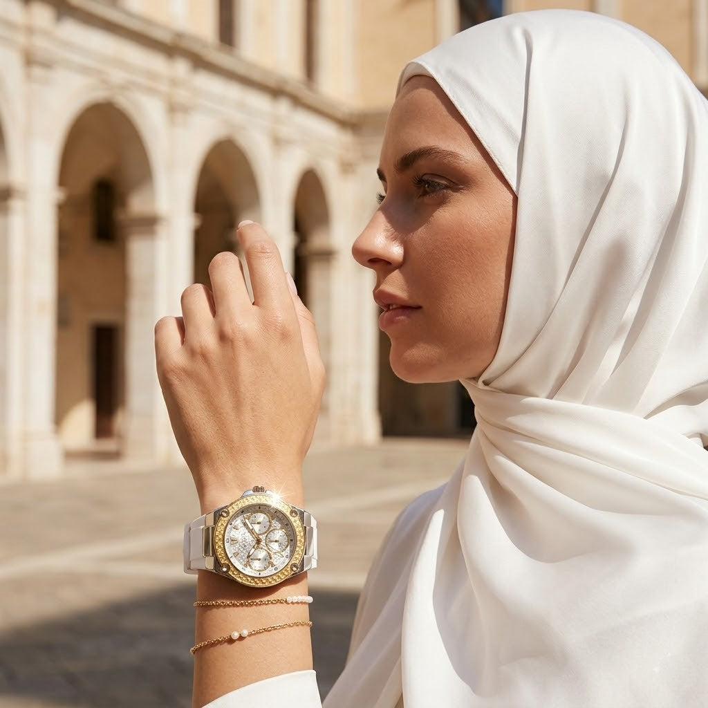 ساعة يد نسائيةGuess Zena متعددة الوظائف W1094L1 بهيكل فضي وإطار ذهبي ومطاط أبيض