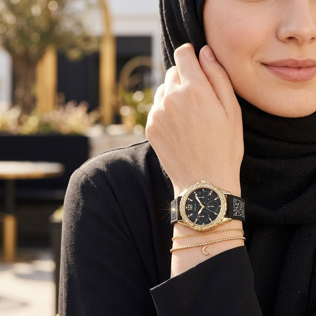 ساعة يد حريمي جيس سويرل متعددة الوظائف W1096L3، علبة ذهبية، إطار كريستالي، مينا سوداء، سوار مطاطي أسود مرصع بالكريستال