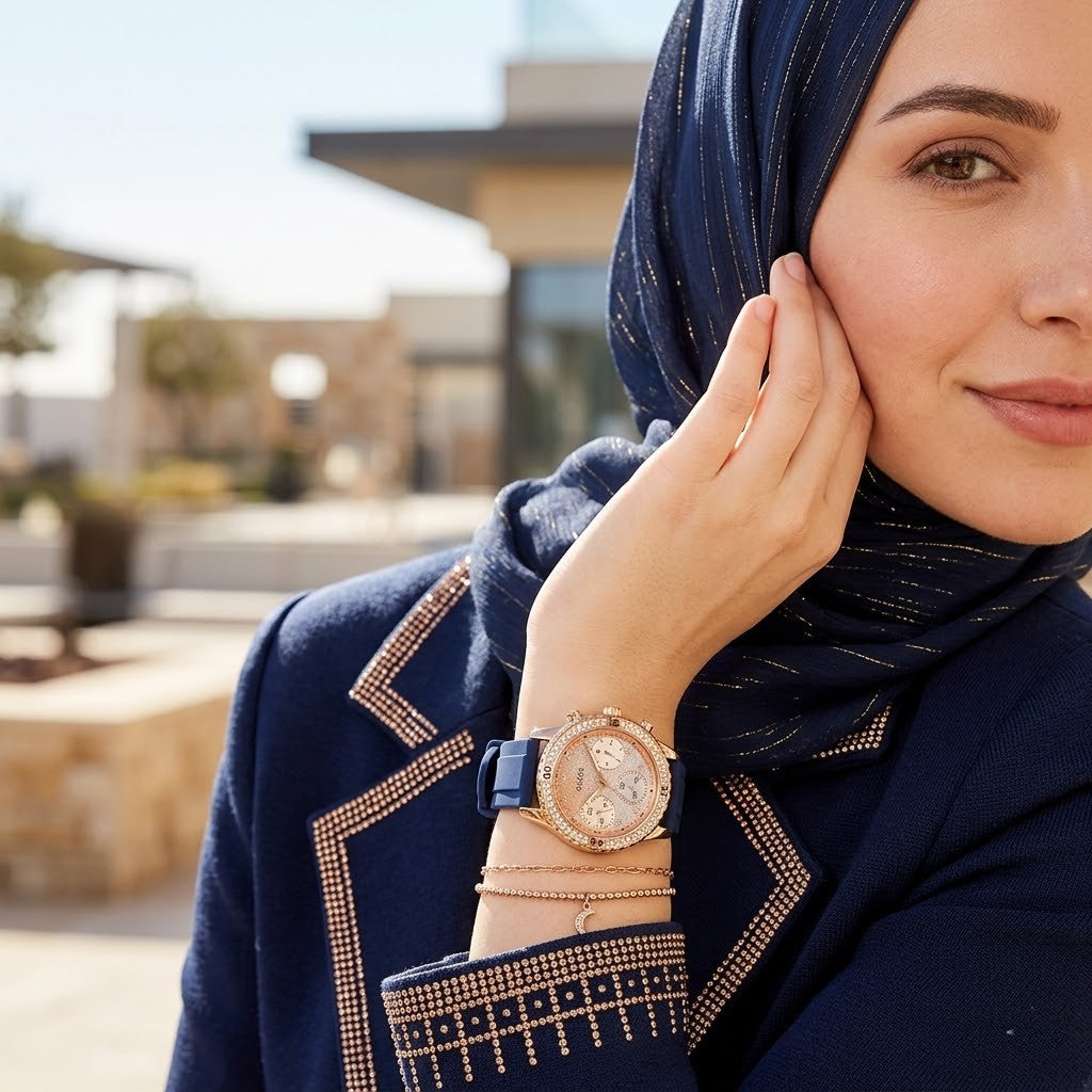 ساعة يد نسائية من جيس كونفيتي متعددة الوظائف W1098L6 ذهبية اللون بإطار كريستالي وسوار مطاطي أزرق